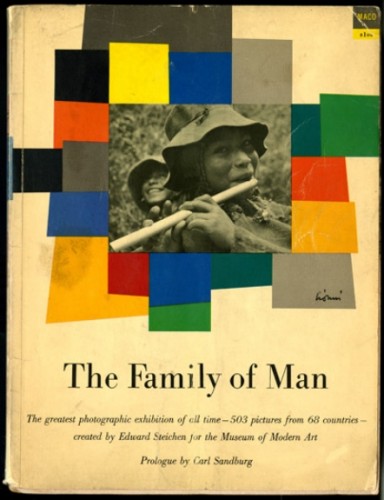 Copertina di The Family of Man, volume a cura di Edward Steichen, MoMA 1955