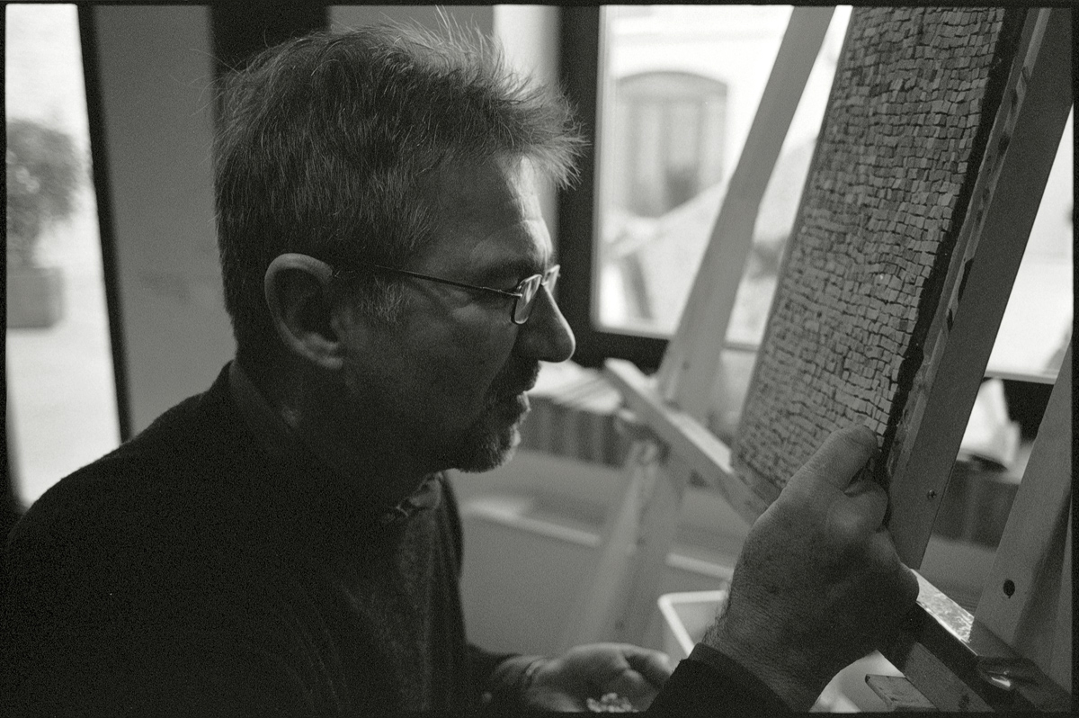Marco De Luca al lavoro su un mosaico. Ravenna, 2006